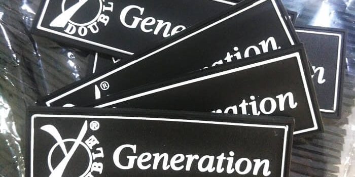 Logo may hình chữ nhật thương hiệu generation màu trắng trên nền đen