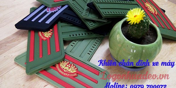 Tấm chắn đinh xe máy hai lớp màu của Sen Vàng