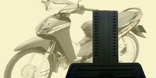 Tấm chắn đinh xe máy bằng nhựa dẻo màu đen