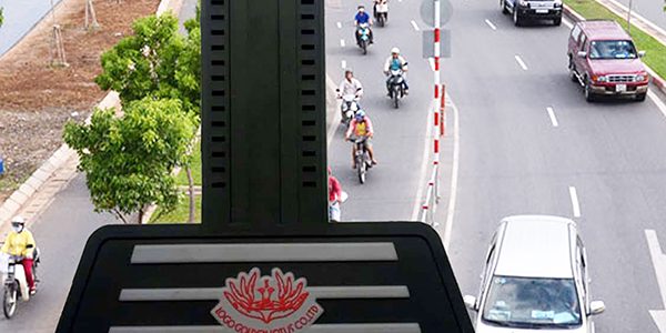 Tấm chắn đinh xe máy nhựa dẻo màu đen có tấm chắn in hai lớp sọc xám hoa đỏ