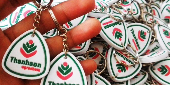 Móc-khóa-nhựa-dẻo-in-logo-thương-hiệu Móc-khóa-nhựa-dẻo-hai-mặt-hình-oval-màu-trắng-có-in-logo-Thanh-sơn